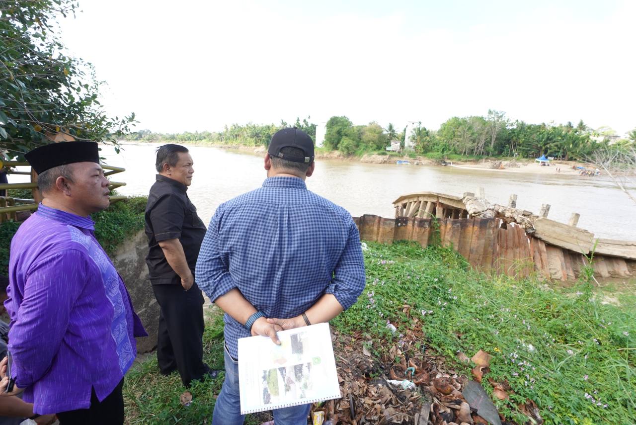 Pj Gubri, SF Hariyanto tinjau abrasi di Sungai Indragiri, Kota Rengat (foto/Yuni)